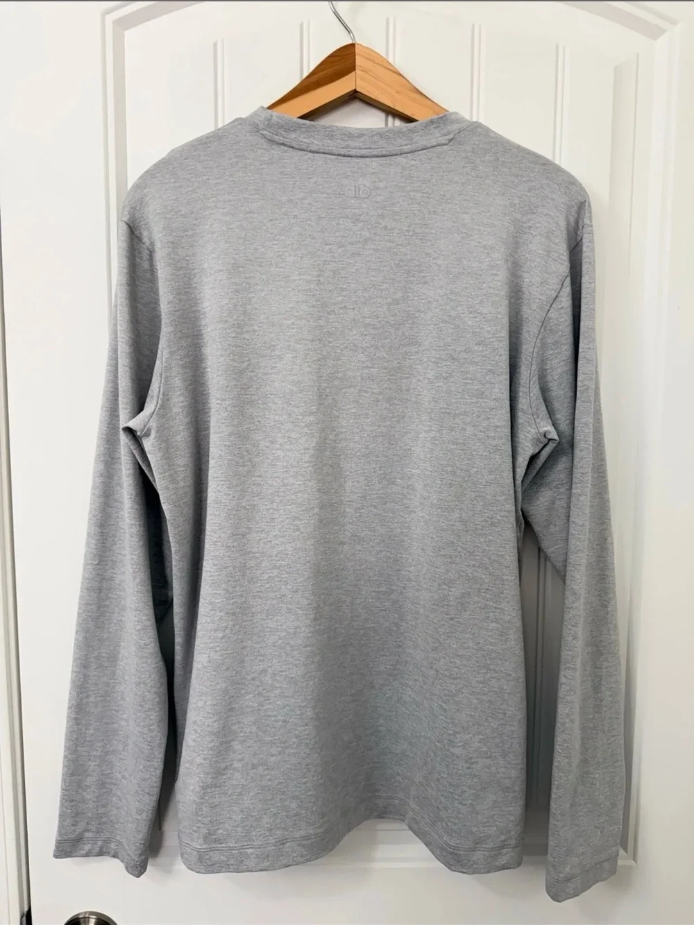 ALO Yoga Men’s Conquer Reform Crewneck LongSleeve Athletic Heather Grey Size M